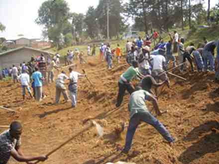 Muri byinshi intore zikorera abaturage, zasabwe no gufasha abaturage kumenya gukoresha ifaranga neza.