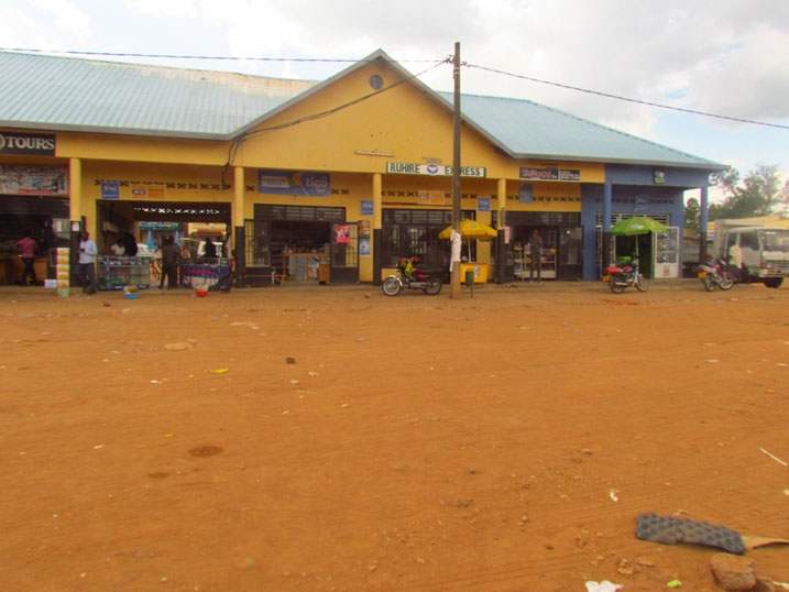 Abakorera muri iyi nyubako ngo ntibakibona abakiriya kuko imodoka zitwara abagenzi zitakihakorera. Aha ni mbere yo gukora isuku imbere yayo.