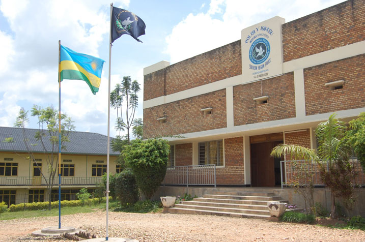 Inyubako Polisi y'Igihugu mu ntara y'Amajyepfo yimukiyemo iri mu mjyi wa Nyanza rwagati, hagati y'aho akarere ka Nyanza gakorera n'ishami rya Banque Populaire du Rwanda aho i Nyanza.