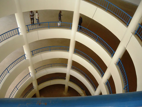 Uyu ni umuhanda wubatswe mu nzu ugana muri za parikingi eshanu z