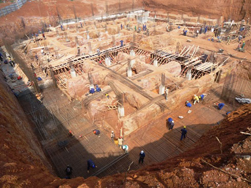 Inzu abacuruzi b'abanyarwanda bagize ishyirahamwe rya CHIC barimo kubaka ahahoze ETO Muhima.