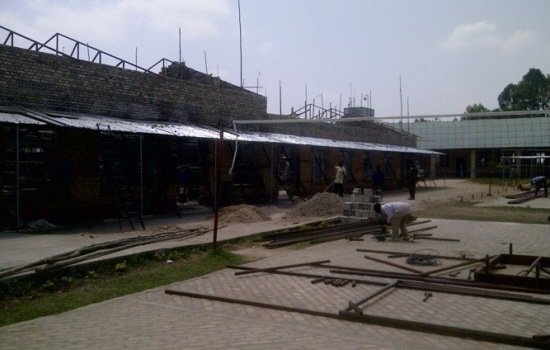 Inyubako zahiye zatangiye kuvugururwa.