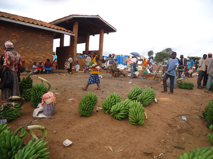 Inyuma y'ibagiro ahakunze kugaragara ikirundo cy'imyanda iyo ari umunsi w'isoko haba hacururizwa ibitoki n'ibirayi.