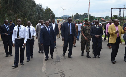 Inzego za Leta ubwo zasuraga umupaka wa Cyanika zireba ahazubakwa ibikorwa bitandukanye ibirmo isoko ndetse na Parking.