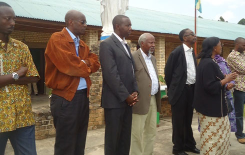 Inzego zitandukanye zirimo na Sena zirahumuriza abanyeshuri biga muri ES Byimana.