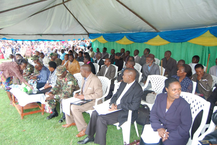 Inzego zitandukanye zitabiriye gufasha abaturage gukemura ibibazo.