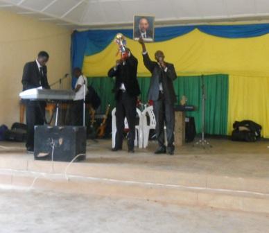 Itsinda "Inzira nziza" niryo ryegukanye umwanya wa mbere rihabwa amafaranga y