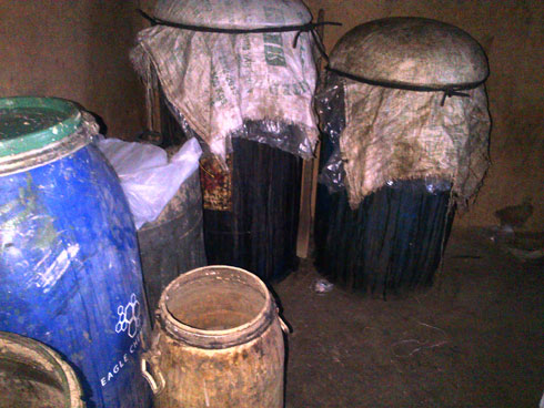 Bimwe mu bidomoro birimo inzoga z'inkoramo basanze mu nzengero.