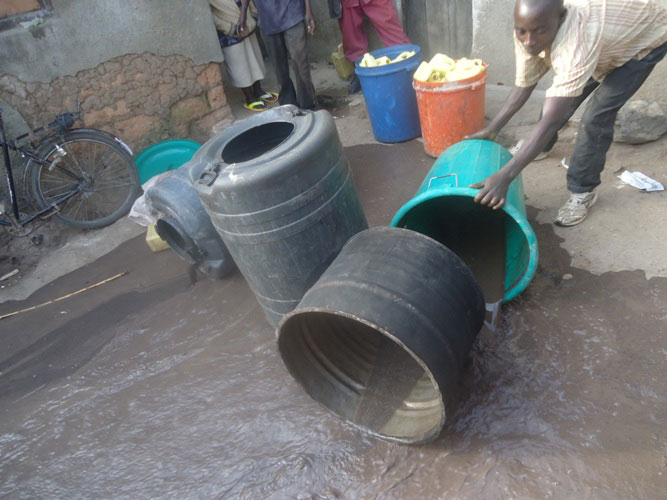 Inzoga zafashwe zahise zimenwa imbere y