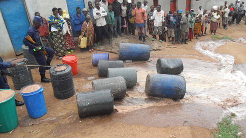 Inzoga z'inkorano zafashwe zimenwa abaturage babibona.