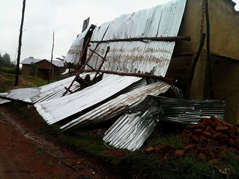 Inzu yasambuwe n'umuyaga mu Murenge wa Minazi.