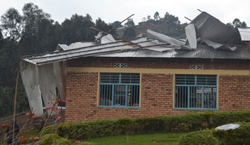 Inzu yigirwamo ikoranabuhanga rya mudasobwa nayo yasakambutseho igipande kimwe. Icyo gisenge kiri hejuru yayo ni icyaututse ku yindi nzu iri hepfo.