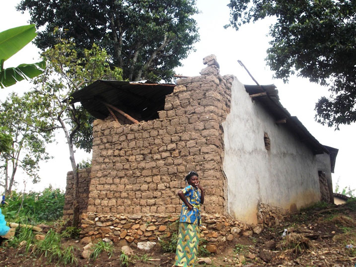 Inzu yubakiwe Kamanzi wasigajwe inyuma n'amateka imaze gusenyuka inshuro eshatu.