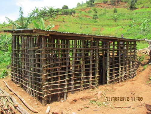 Inzu bari kumwubakira.