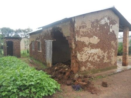 Inzu yasenyutse i Nyamugari.