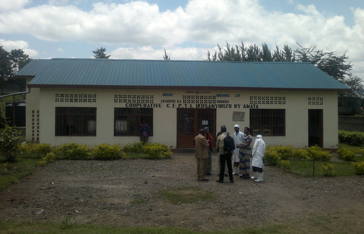 Iri niryo kusanyirizo ry'amata rigiye kugirwa ikaragiro. Rifite ikibazo cy'amata make.