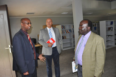 Iri tsinda ry'abagenzuzi ryasuye inyubako za Rwanda Peace Academy.