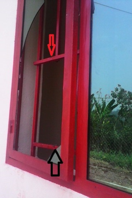 Iri ni idirishya uwo mugabo yanyuzemo yinjira. Yakoresheje ubuhanga bwe maze amena ikirahuri ndetse aca n