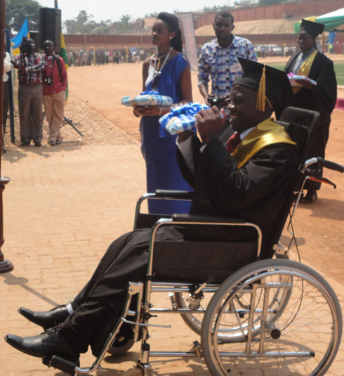 Aimable Irihose yarangije afite amanota meza (distinction) nyuma yo kumugara mu mwaka wa 2010.