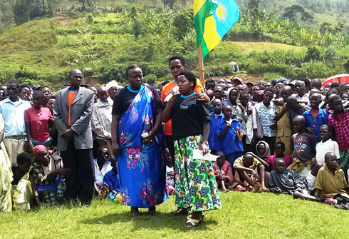 Iryivuze Jeannine (ufite micro) atanga ubuhamya. Iruhande rwe, Mukakarangwa Assumpta umuhuzabikorwa w