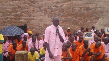 Iryivuze Martin arashishikariza abandi Banyarwanda gutahuka mu rwababyaye.