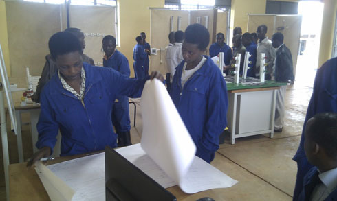 Iryo shuri ririmo n'abakobwa biga imyuga inyuranye nko kubaka.