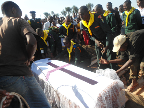 isanduku irimo umurambo wa Prof. Munyanziza yururutswa mu mva. Yashyinguwe hakurikijwe imyemerere y'idini ry'abadivantisiti b'umunsi wa karindwi.