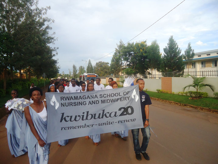 Urugendo rwo kwibuka rwavuye ku ishuri rugana ku rwibutso rwa Kigabiro.