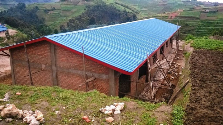 Ishuri ry'incuke riri kubakwa mu mudugudu wa Gisunzu.