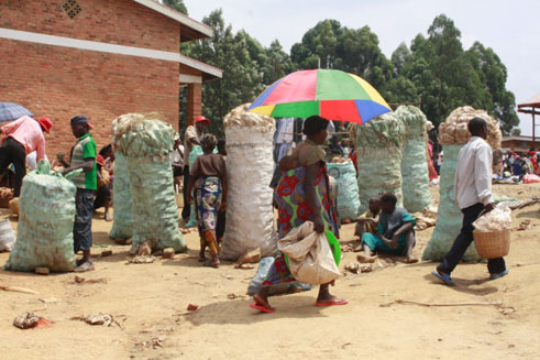 Ngo bamwe mu bahinzi batangiye kujya binubira kugurishiriza mu isoko aho basoreshwa mu buryo budatunganye.