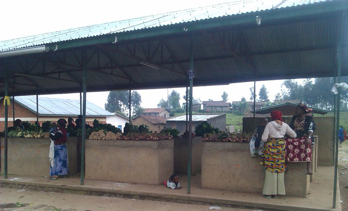 Abacururiza mu masoko babura abaguzi kuko abenshi basangisha abaturage ibicuruzwa mu ngo.