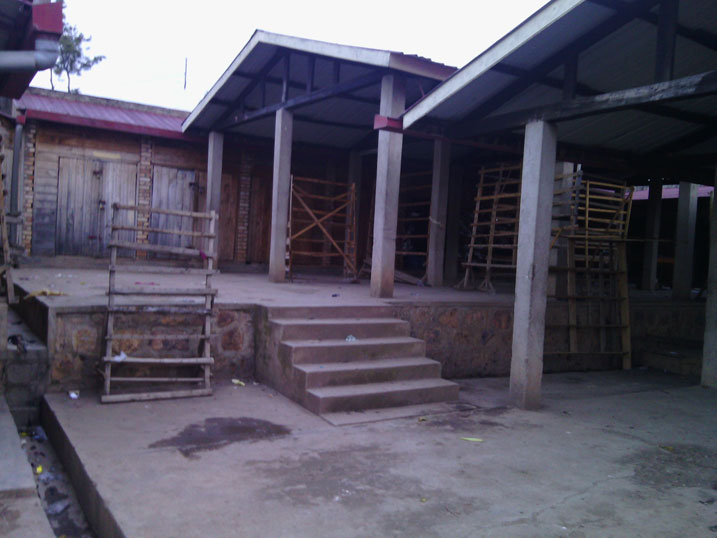 Isoko risanzwe ryatangiye kusenywa ngo hubakwe irigezweho.