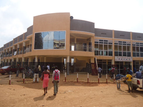 Abari bazi isoko rya Huye ngo banezezwa n'uko abashoramari bishyize hamwe bakabubakira irigezweho ribabereye.