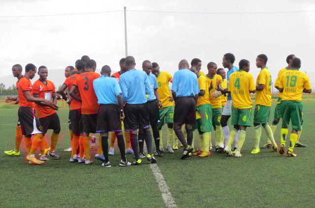 Isonga FC (yambeye Orange), niyo yazamutse mu cyiciro cya mbere nyuma yo gutsinda SEC (yambaye umuhondo), ibitego 2-1 mu mikino ibiri.
