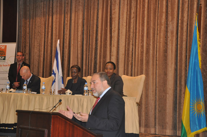 Minisitiri w'ububanyi n'amahanga wa Israel, Avigdor Liberman, ageza ijambo ku bitabiriye inama ku bucuruzi hagati y'u Rwanda na Israel.