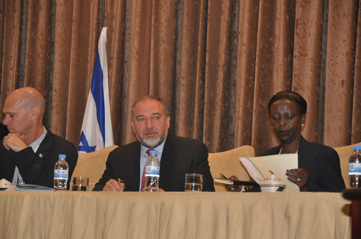 Minisitiri w'ububanyi n'amahanga w'u Rwanda, Louise Mushikiwabo (iburyo) na mugenzi we wa Israel, Avigdor Liberman (hagati) mu nama ku bucuruzi hagati y'u Rwanda na Israel.