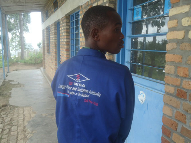 Issa Boniface yambaye umwambaro abakozi ba EWSA.