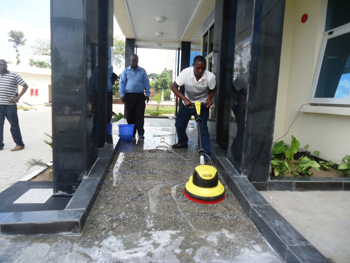 Isuku irarimbanyije mu rwego rwo kwitegura umuhango wo kuyitaha.