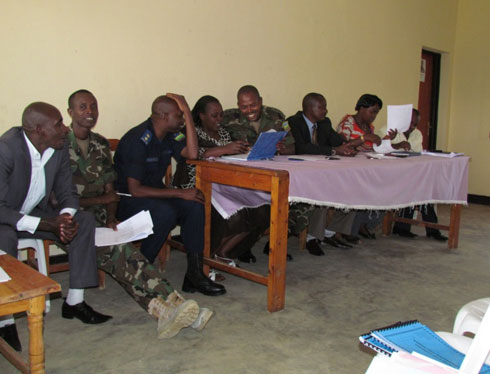 Rimwe mu matsinda arimo gukora isuzumamikorere mu murenge wa Ngororero.