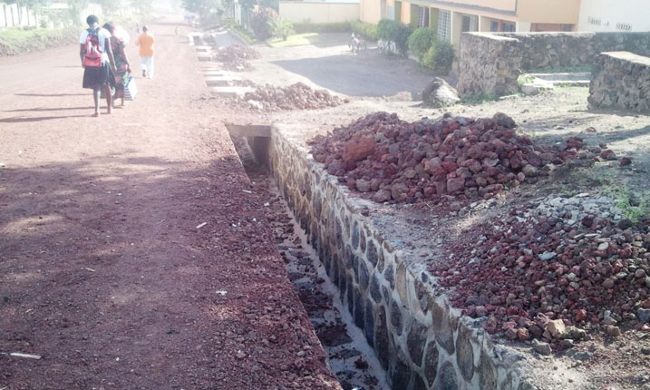 Itaka rikoreshwa mu gutsindagira imihanda ritwarwa n'imvura rikangiza inzira z'amazi bikangiriza abaturage.