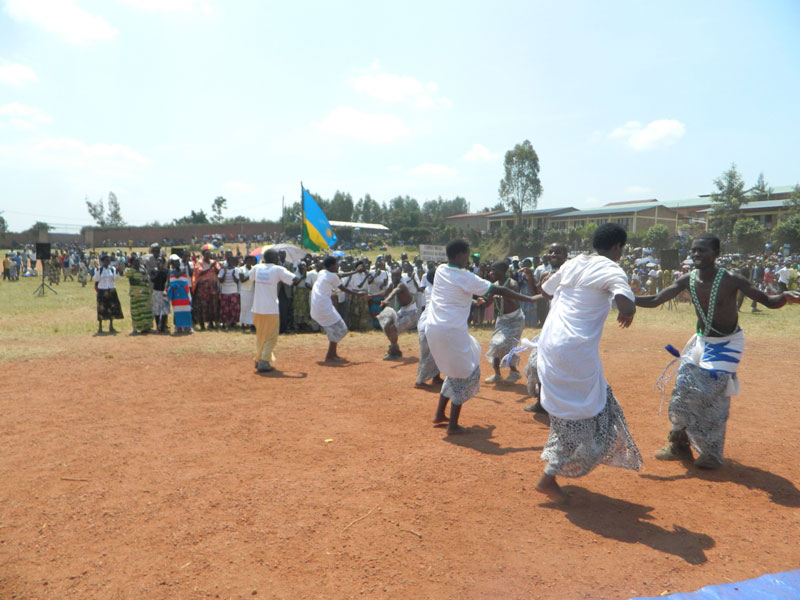 Itorero rya Mushimba Inkuba ririmo bamwe mu basigajwe inyuma n