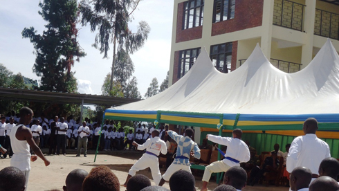 Urubyiruko rwakoze imyiyereko rukina imikino nka kung-fu na karate mu rwego rwo kwerekana ko rufite imbaraga zubaka kandi rwanakoresha mu kurinda igihugu.