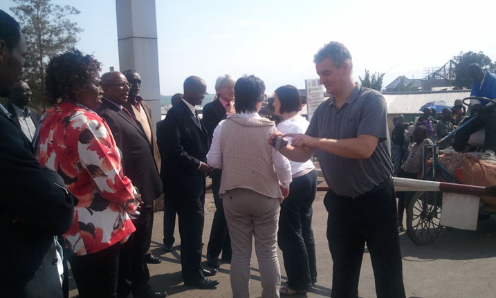 Itsinda ry'abadepite bo mu Bwongereza hamwe baherekejwe n'abadepite bo mu Rwanda basura umupaka muto i Rubavu.