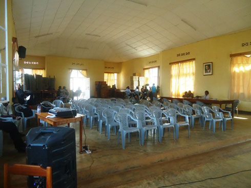 Itsinda ry'abakemurampaka ryageze mu cyumba mberabyombi ribura abantu, maze hiyambazwa abayobozi b'amashuri ngo baze bakurikirane igikorwa cyo gutora Miss Nyamasheke 2014.