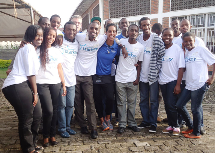 Itsinda ry'abakoranabushake bafashije inzobere za Starkey Hearing Foundation mu gikorwa cyo kuvura.