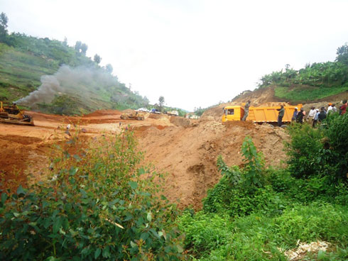 Umuhanda uhuza akarere ka Nyamasheke n'aka Karongi ukorwa na Sosiyete y'Abashinwa “China Road and Bridge Corporation”.