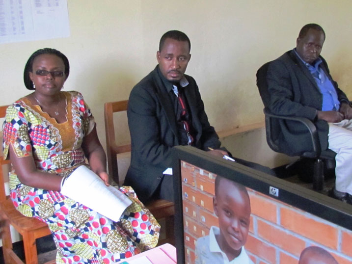 Itsinda ry'igihugu rikangurira abantu ibijyanye na serivisi nziza risura MAJ ya Gakenke kugira ngo barebe uko batanga serivisi.