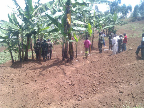 Itsinda rya JMV risura igisasu cyaguye mu murima w'abaturage Rwangara na n'ubu kitaraturika.