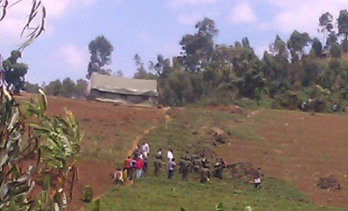 Itsinda rya JMV risura igisasu cyarashwe Muti hafi y'ahaba abasirikare b'u Rwanda.