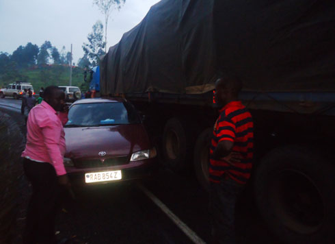 Ivatiri yari igiye kugwa mu muferege kubera gukwepa ikamyo.